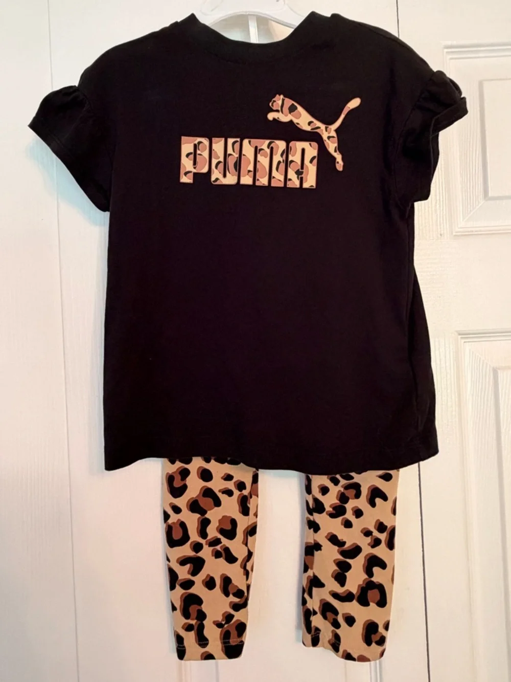 Puma Black Crewneck Sweatshirt with Logo Tag - Picture 1 of 6